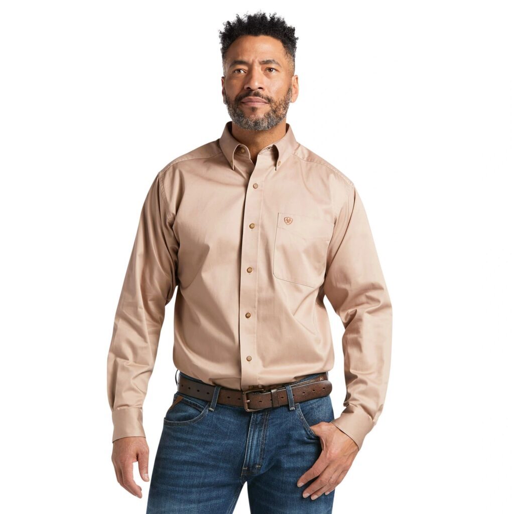 A man wearing jeans and a tan shirt.